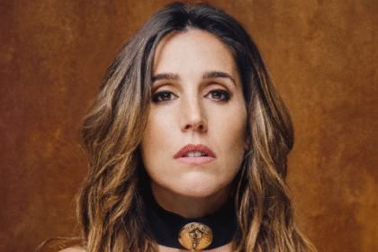 Retrato cercano de Soledad Pastorutti, con cabello castaño ondulado y una gargantilla negra con un medallón dorado.